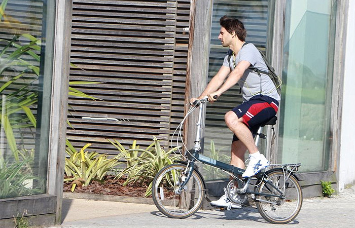 Murilo Rosa passeia com sua bike na orla carioca