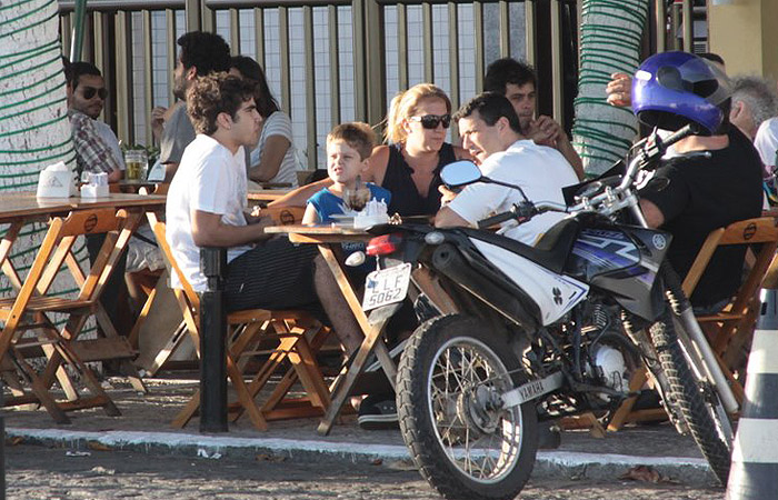 Caio Castro se diverte com o irmão em passeio no Rio