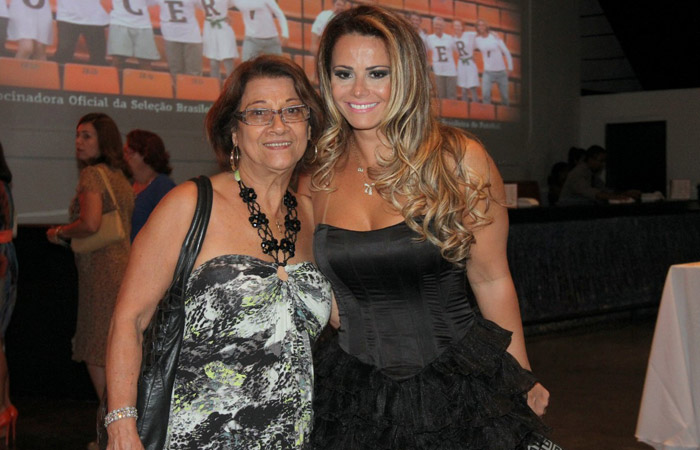 Viviane Araújo leva a mãe para assistir ao show de Roberto Carlos Ofuxico