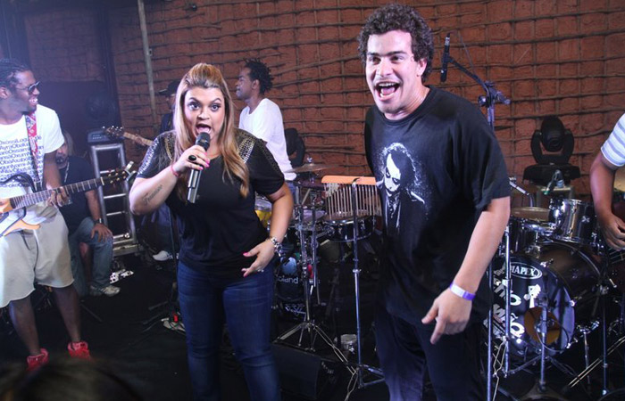 Preta Gil canta junto com Thiago Martins Ofuxico