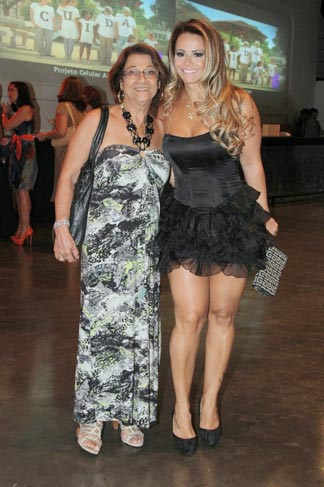 Viviane Araújo leva a mãe para assistir ao show de Roberto Carlos.Veja as Fotos!