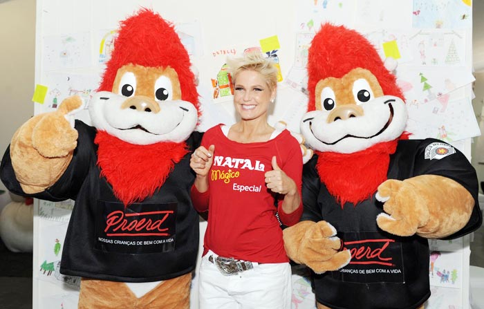 Xuxa posou ao lado dos mascotes do projeto Proerd.