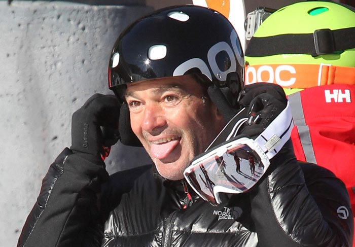 Antonio Banderas faz careta durante férias em Aspen. OFuxico