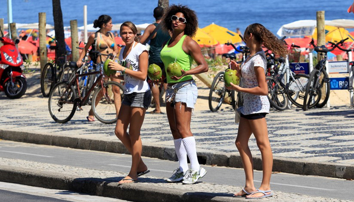 Adriana Bombom usa meia até o joelho na praia. OFuxico