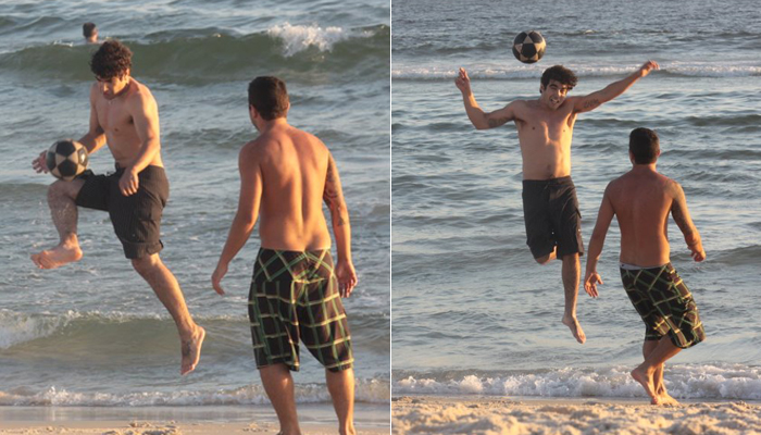 Caio Castro joga bola na praia no Rio de Janeiro. OFuxico