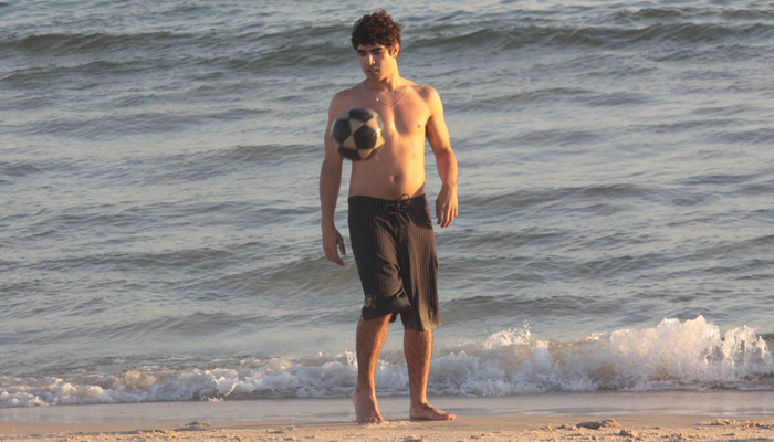 Caio Castro joga bola na praia no Rio de Janeiro. OFuxico