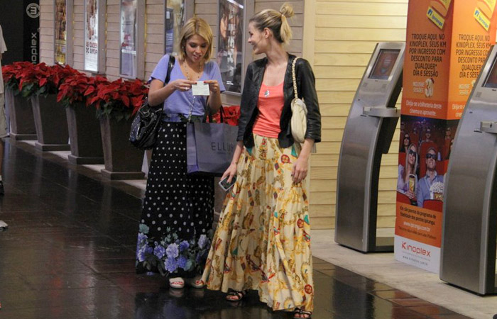 Thais Fersoza e Yasmin Brunet passeiam pelo shopping Ofuxico