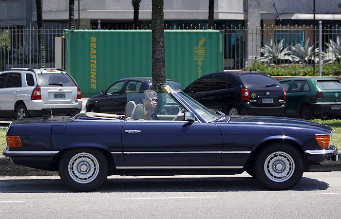 Marcos Paulo passeia pela orla da praia em carro conversível