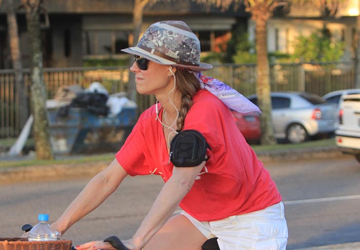Christiane Torloni pedala na Barra da Tijuca O Fuxico