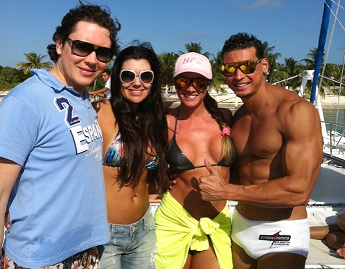 Juju Salimeni usa boia na cintura por não saber nadar em Cancun