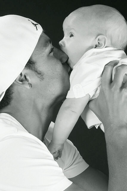 Neymar posta foto de momento de ternura com o filho