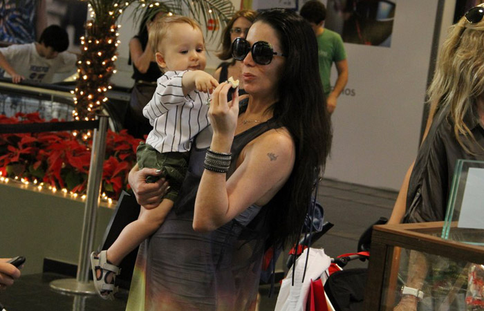Danielle Winits faz compras de natal com o filho Ofuxico