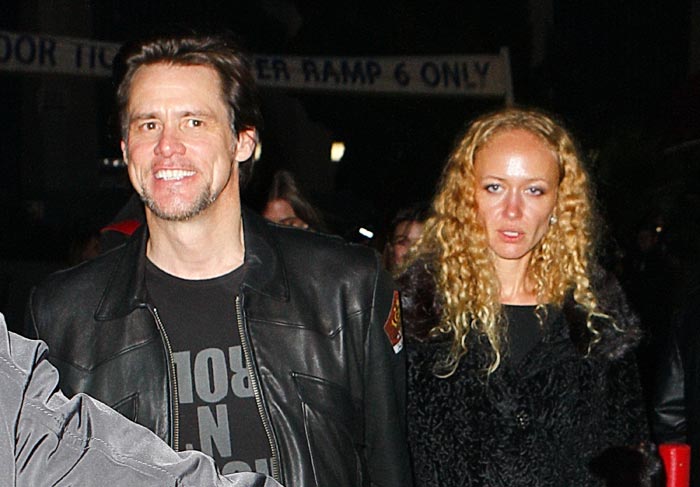 Jim Carrey vai a show de Bon Jovi com mulher misteriosa em Los Angeles O Fuxico