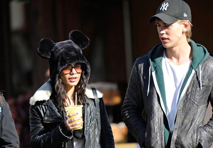 Vanessa Hudgens se diverte com Austin Butler da Disneylândia O Fuxico