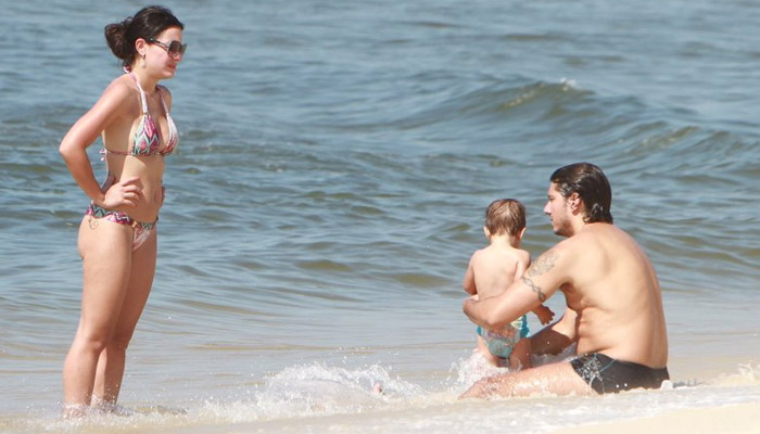 Juliana Knust aproveita praia com o filho e o marido. OFuxico
