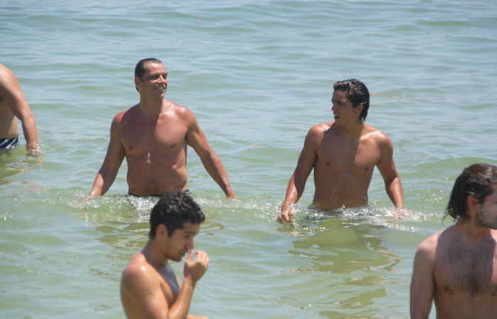 Rodrigo e Beto Simas malham juntos em praia do Rio - O Fuxico