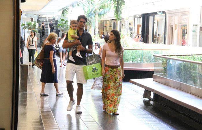 Rafael Calomeni faz compras em shopping ao lado da família - O Fuxico