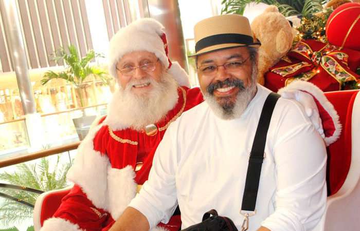 Daniele Winits e Jorge Aragão tiram fotos com o papão Noel - O Fuxico