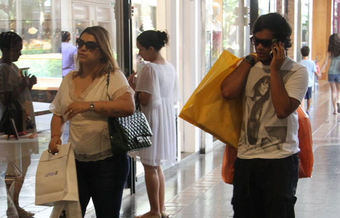 Preta Gil e seu filho vão ao shopping fazer as últimas compras de natal - O Fuxico
