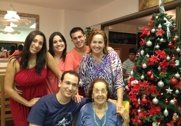 Cláudia Jimenez mostra sua família na árvore de Natal O Fuxico