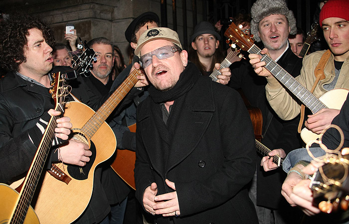 Bono surpreende fãs e canta nas ruas de Dublin no Natal