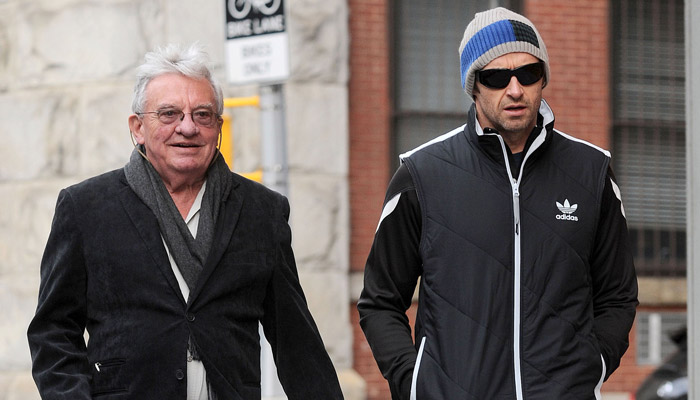 Hugh Jackman passeia com o pai pelas ruas de Nova York. OFuxico