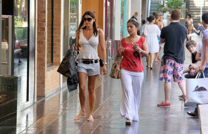 Ana Luiza Castro passeia pelo shopping Ofuxico