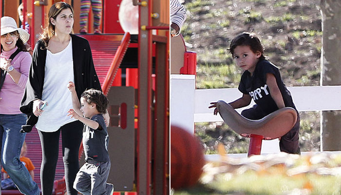 Filho de Jennifer Lopez se diverte no parque . OFuxico