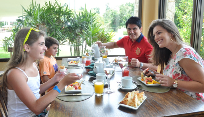 César Filho curte férias com família em resort. OFuxico