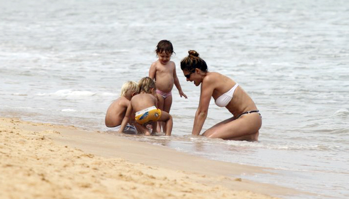 Os meninos brincaram com a areia da praia