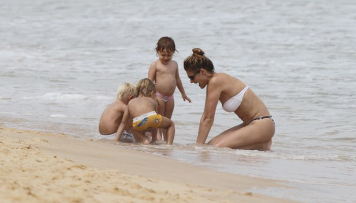 Fernanda Lima curte praia com os filhos na Bahia. OFuxico