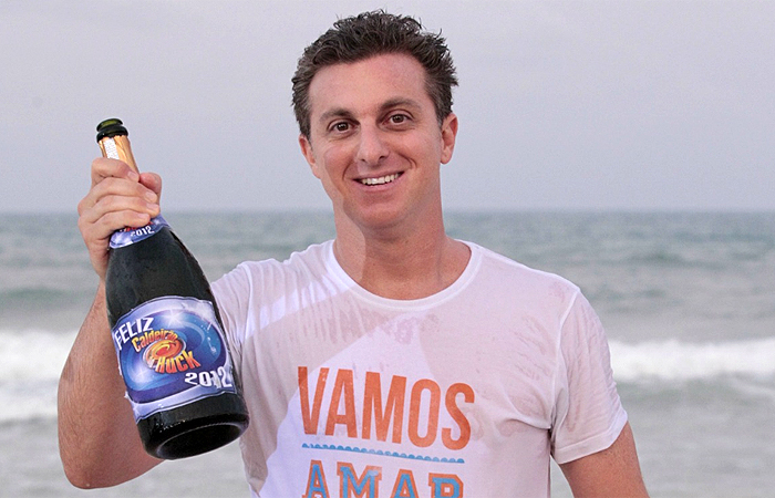 Luciano Huck brinda 2012 em Fortaleza com as coleguinhas 