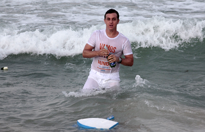 Luciano Huck brinda 2012 em Fortaleza com as coleguinhas 