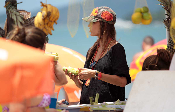  Grávida, Alessandra Ambrósio protege a barriguinha do sol