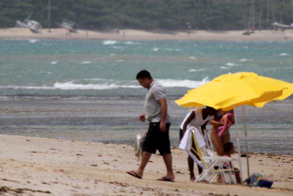 Ronaldo curte sol de Trancoso e compra peixes na praia