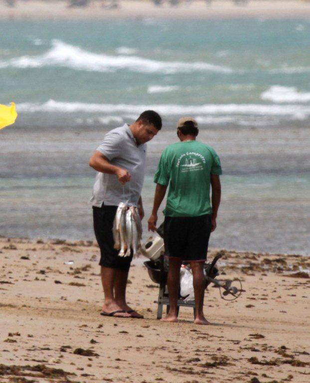 Ronaldo conversa com o nativo e análisa os peixes