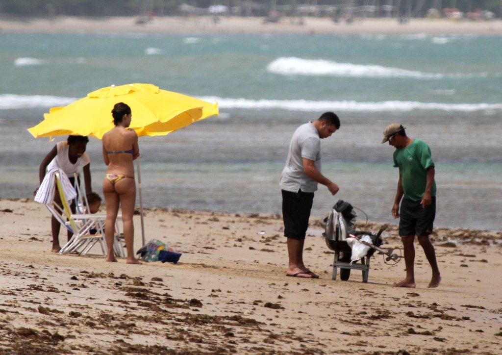 Ronaldo escolhe peixes em praia de Trancoso, no sul da Bahia