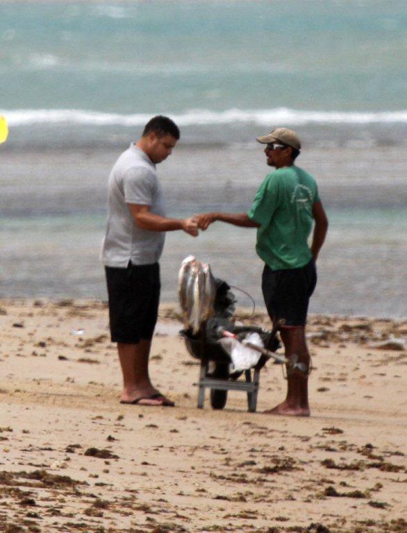 Ronaldo compra peixes na praia. O Fenômeno está em Trancoso com a mulher e os filhos para o Reveillon