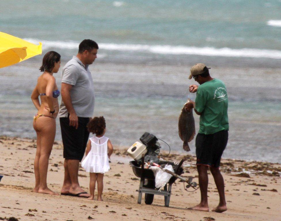 Ronaldo observa o peixão sob olhar atento da mulher e da filha Maria Sophia