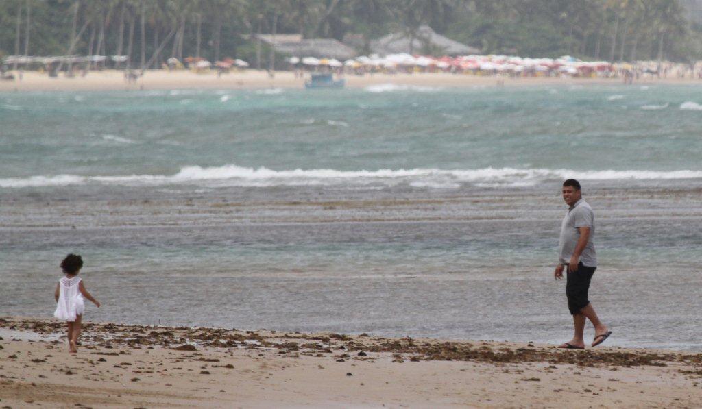 Ronaldo observa Maria Sophia na linda praia de Trancoso, onde vai passar a virada de ano com a família