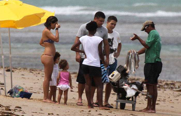 Ronaldo curte praia e compra peixes em Trancoso