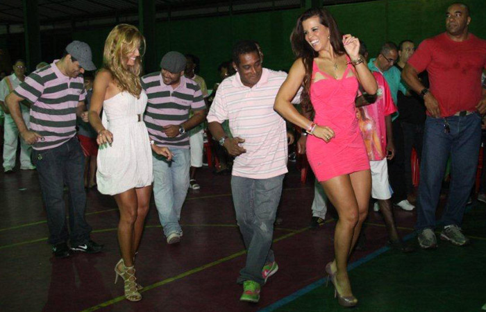 Dudu Nobre e Renata Santos caem no samba na Mangueira Ofuxico