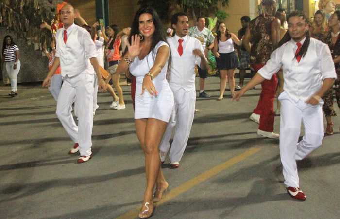 Solange Gomes dá show em primeira apresentação como Rainha de Bateria Ofuxico