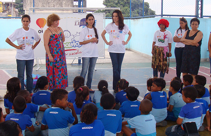 Ana Furtado visita projeto de escola de samba mirim - Divulgação/Giovanna Pagnoncelli