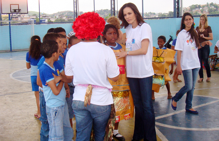 Ana Furtado visita projeto de escola de samba mirim - Divulgação/Giovanna Pagnoncelli
