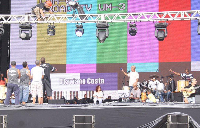 Os preparativos para o Réveillon no grande palco da praia de Copacabana estão a mil por hora.