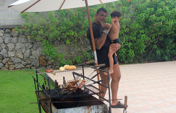 Alexandre Frota faz churrasco em sua casa - O Fuxico