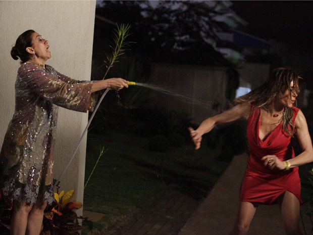  Griselda dá banho de mangueira em Tereza Cristina, em Fina Estampa