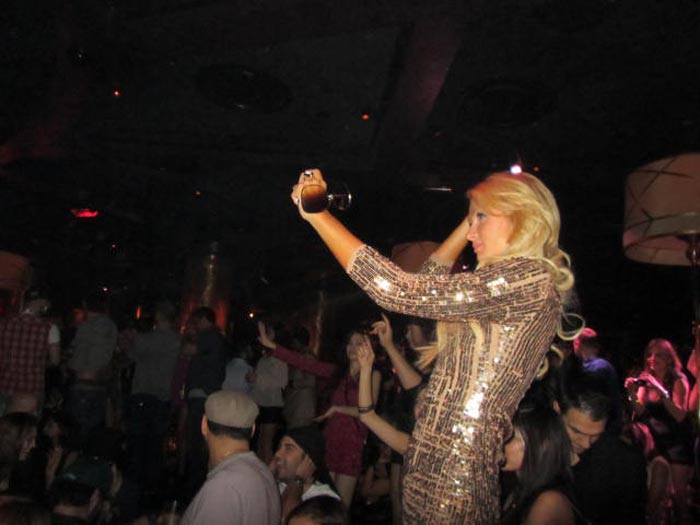 Paris Hilton curte balada em Las Vegas com novo namorado, Afrojack