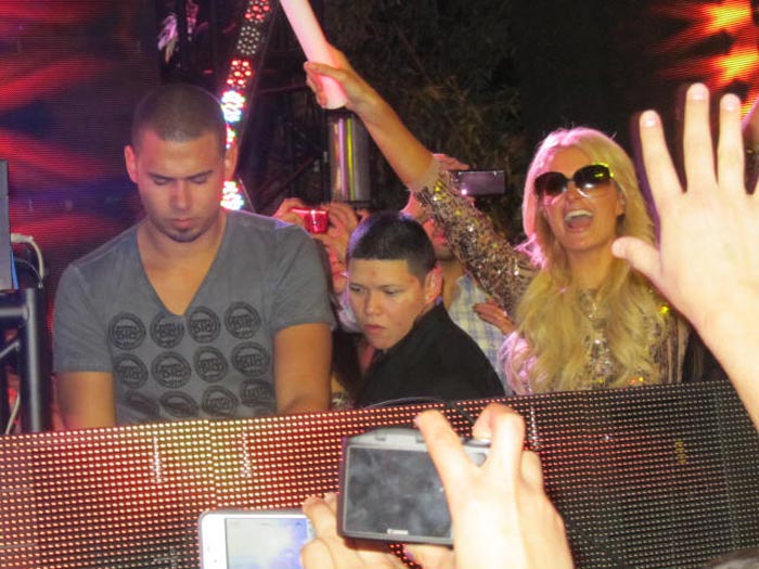 Paris Hilton curte balada em Las Vegas com novo namorado, Afrojack